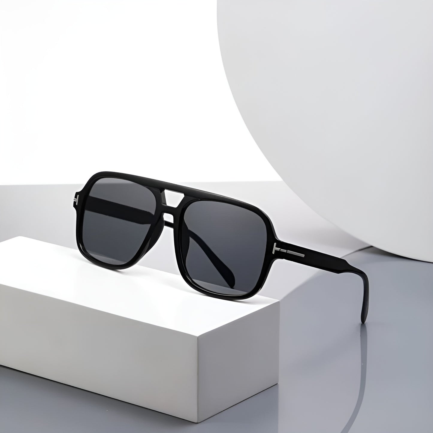 Lunettes de Soleil Femme Carrées avec Détails Métalliques – Calypso