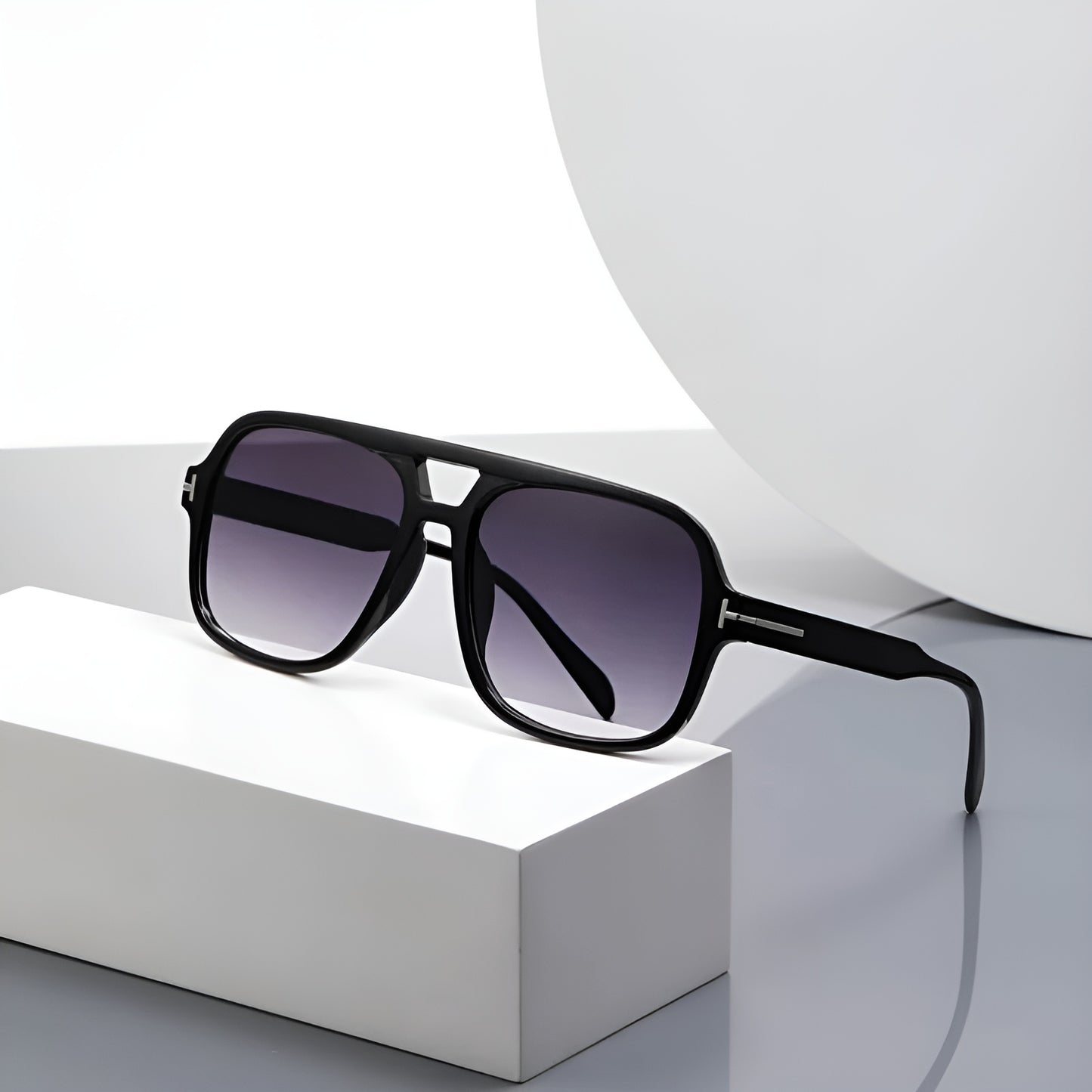 Lunettes de Soleil Femme Carrées avec Détails Métalliques – Calypso